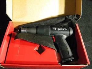 lot 115 image: Husky Vibration Damped Medium Air Hammer 3000 BPM Rubberized Comfort Grip Isolated Cylinder