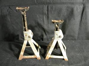 lot 143 image: 2 TON HEAVY DUTY JACK STANDS T-9302