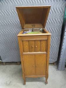 lot 2 image: COLUMBIA GRAFONOLA RECORD PLAYER