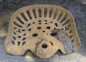 lot 3 image: VINTAGE TRACTOR SEAT