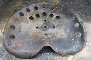 lot 4 image: VINTAGE TRACTOR SEAT