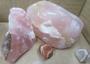 lot 16 image: AGATES