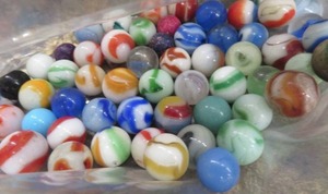 lot 17 image: VINTAGE MARBLES