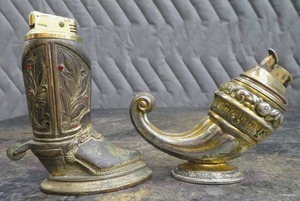 lot 19 image: 2 VITAGE TABLE LIGHTERS