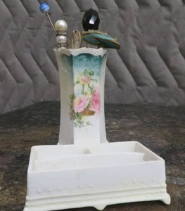 lot 22 image: VINTAGE HAT PINS PIN HOLDER