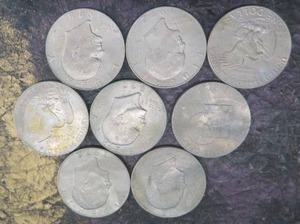 lot 18 image: 7 $1 COINS