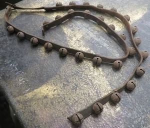 lot 48 image: ANTIQUE  VINTAGE SLEIGH BELLS