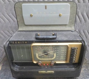 lot 51 image: VINTAGE RADIO