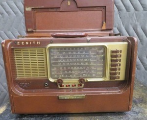 lot 52 image: VINTAGE RADIO