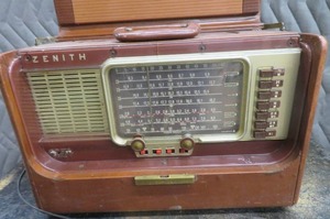 lot 53 image: VINTAGE RADIO