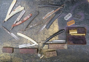 lot 57 image: VINTAGE RAZORS AND BLADES