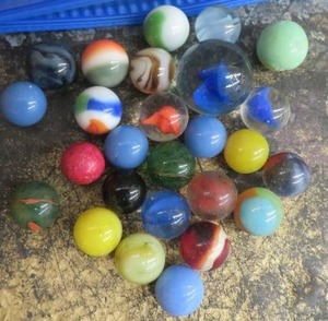 lot 59 image: VINTAGE MARBLES