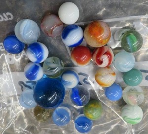 lot 62 image: VINTAGE MARBLES