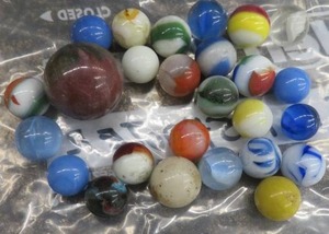 lot 63 image: VINTAGE MARBLES