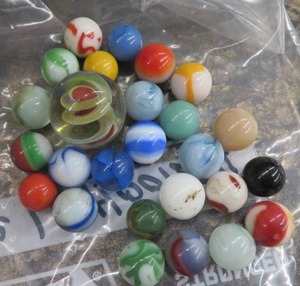 lot 65 image: VINTAGE MARBLES