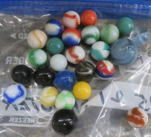 lot 68 image: VINTAGE MARBLES