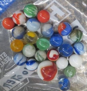 lot 69 image: VINTAGE MARBLES