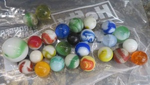 lot 70 image: VINTAGE MARBLES