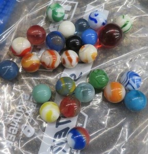 lot 71 image: VINTAGE MARBLES