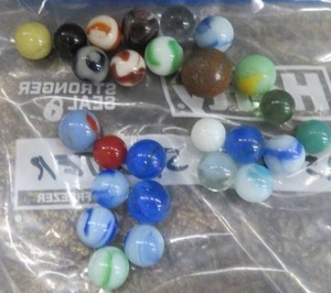 lot 72 image: VINTAGE MARBLES