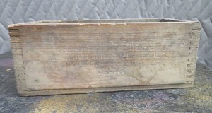lot 85 image: VINTAGE AMUNITION BOX