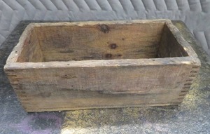 lot 86 image: VINTAGE AMUNITION BOX