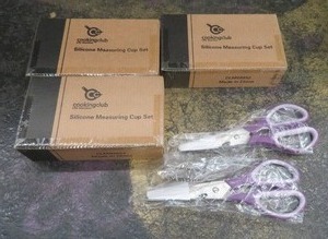 lot 92 image: NEW 2 PAIR OF SCISSORS AND 3 SET OF MEASURING CUPS