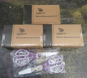 lot 93 image: NEW 2 PAIR OF SCISSORS AND 3 SETS OF MEASURING CUPS