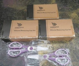 lot 94 image: NEW 2 PAIRS OF SCISSORS, 3 SETS OF MEASURING CUPS