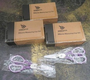 lot 95 image: NEW 2 PAIRS OF SCOSSIRS, 3 SETS OF MEASURING CUPS