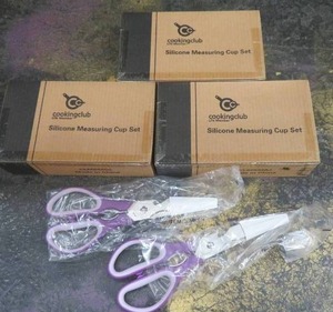 lot 96 image: 2 PAIR OF SCISSORS, 3 SETS OF MEASURING CUPS