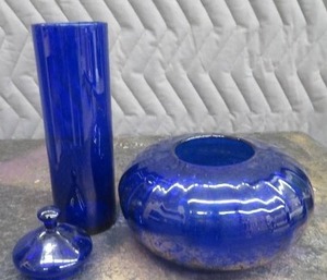 lot 104 image: BLUE GLASS DECOR