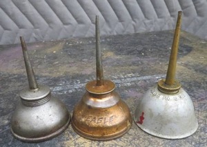 lot 108 image: VINTAGE OIL CANS EAGLE