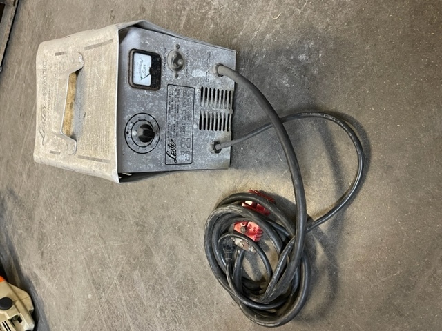 lot 65 image: Lester 24 Volt Charger