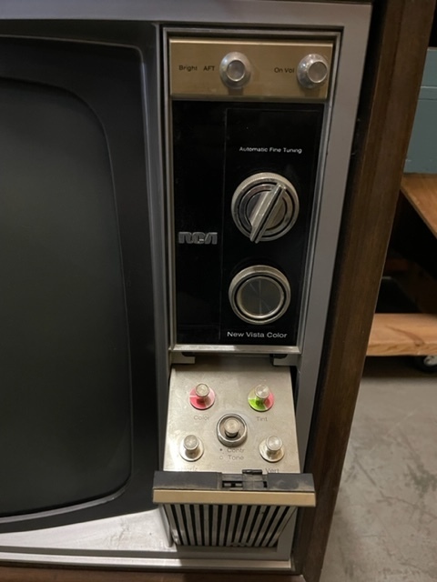 lot 50 image: Vintage RCA Television