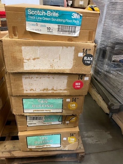 lot 32 image: Lot of 14 and 15 Floor Buffing Pads