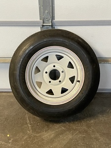 lot 2 image: New Trailer Wheel and Tire
