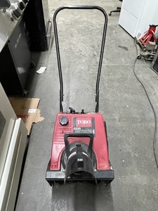 lot 61 image: Toro Snow Thrower