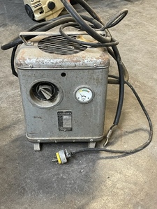 lot 74 image: 36 Volt Charger