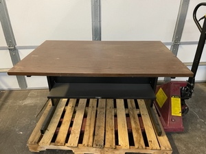 lot 84 image: TableDesk