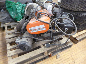 lot 8 image: CM Lodestar Electric Lift