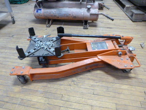 lot 12 image: Central Hydraulics Transmission Jack