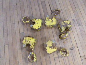 lot 17 image: WLL 1 Ton Hooks