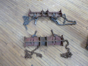 lot 18 image: 2 Jewel Mfg. Pipe Clamp Chain Vise