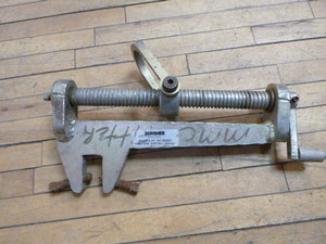 lot 21 image: Sumner Adjust-a-Fit Clamp