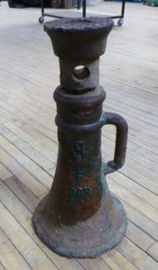 lot 25 image: Screw Jack