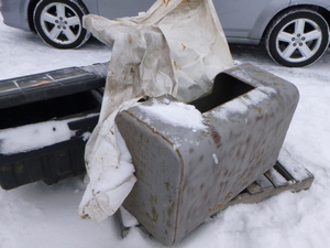 lot 43 image: Truck Fuel Tank and Toolbox