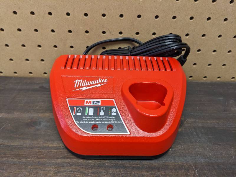 lot 50 image: New Milwaukee M12 12-Volt Lithium-Ion Battery Charger