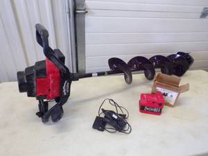 lot 18 image: Strike Master 40V Ice Auger