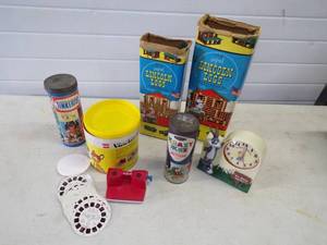 lot 50 image: Vintage Lot of Toys Lincoln Logs, Tinker Toys, View Master and More